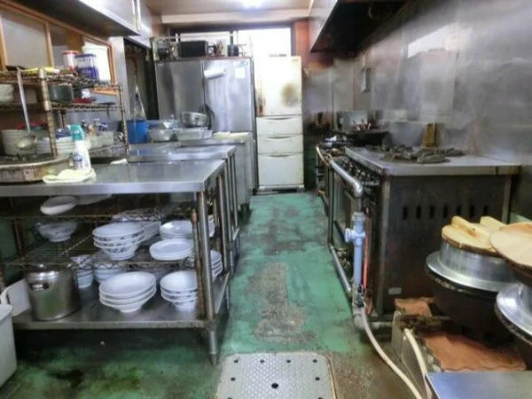 中華料理の居抜き物件の厨房