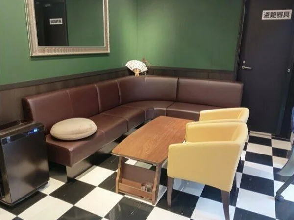 月島の寿司居抜きの内装