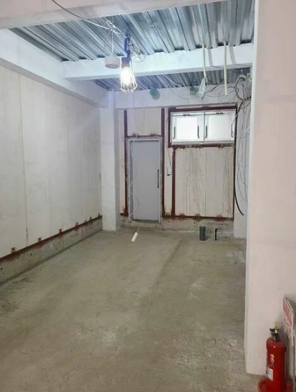 豪徳寺のスケルトン店舗物件の内装