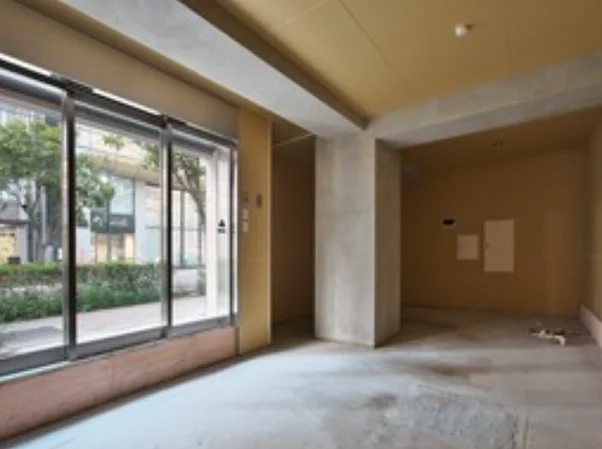 日暮里のスケルトン店舗物件の内装