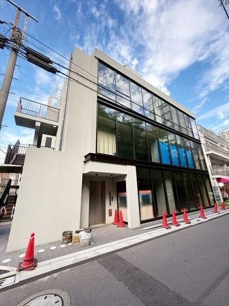 表参道のスケルトン店舗物件の外観