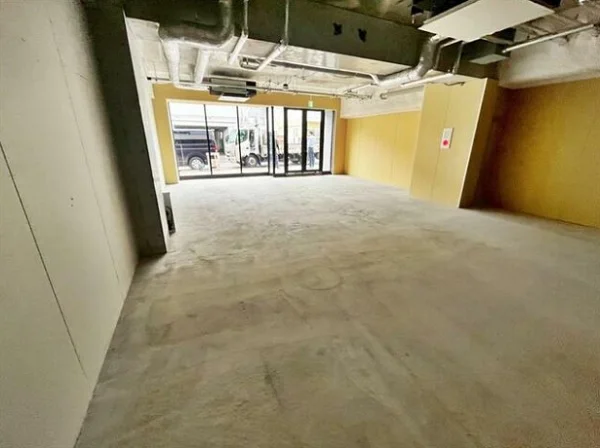 表参道のスケルトン店舗物件の内装