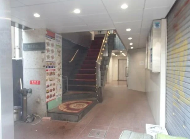 貸店舗(事務所仕様)のエントランス