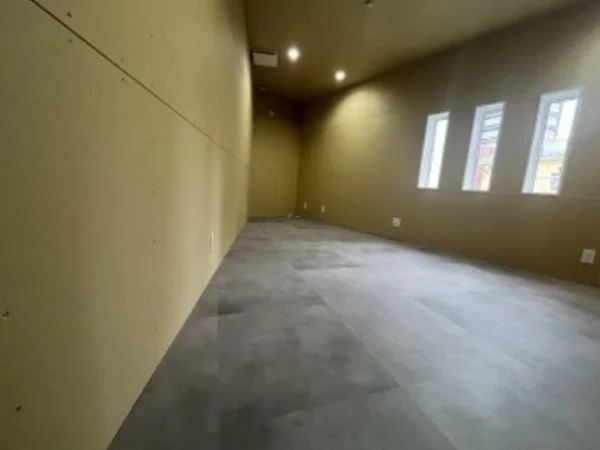 浦和のスケルトン店舗物件の内装