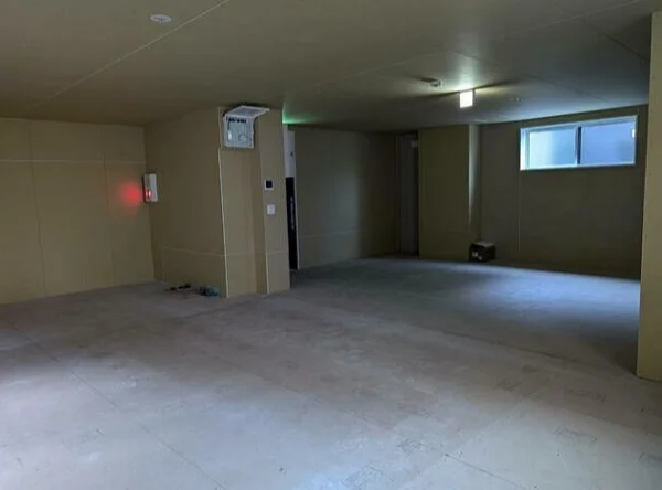 浦和のスケルトン店舗物件の内装