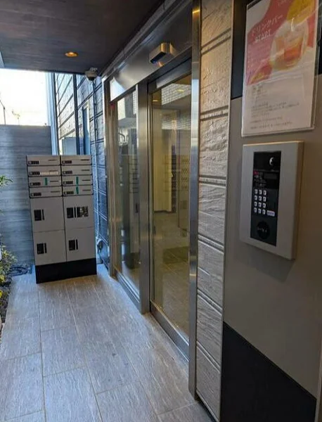 浦和のスケルトン店舗物件のエントランス