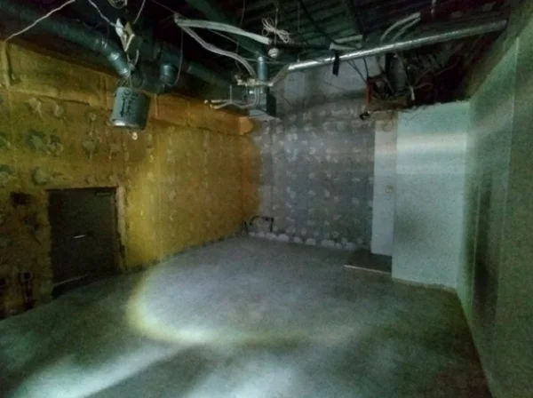 護国寺のスケルトン店舗物件の内装