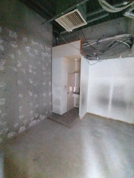 護国寺のスケルトン店舗物件の内装