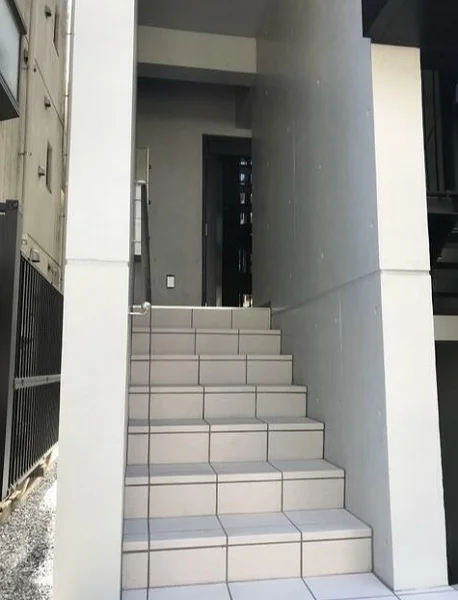 貸店舗(事務所仕様)のエントランス