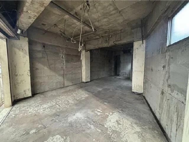 小岩のスケルトン店舗物件の内装