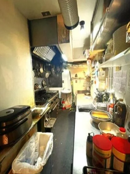 ダイニングバーの居抜き物件の厨房
