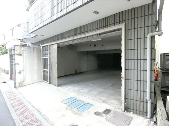 貸店舗(スケルトン)のエントランス