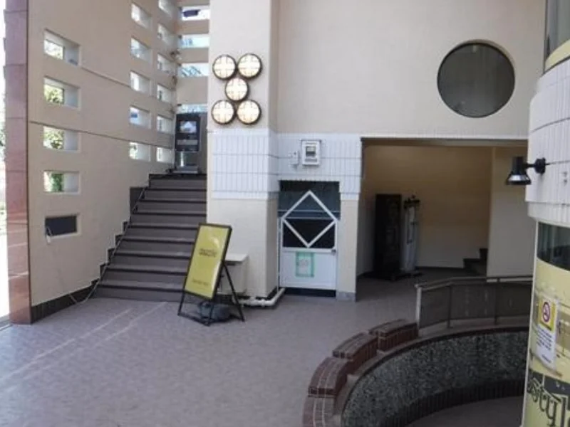 貸店舗(スケルトン)のエントランス