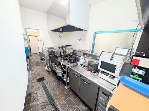 町屋駅前の和食居抜きの厨房