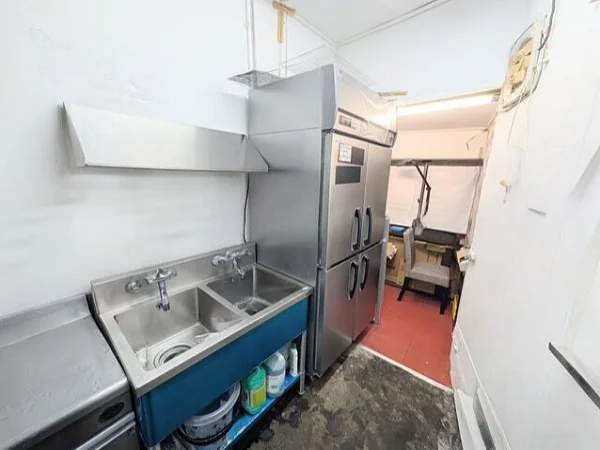 町屋駅前の和食居抜きの厨房