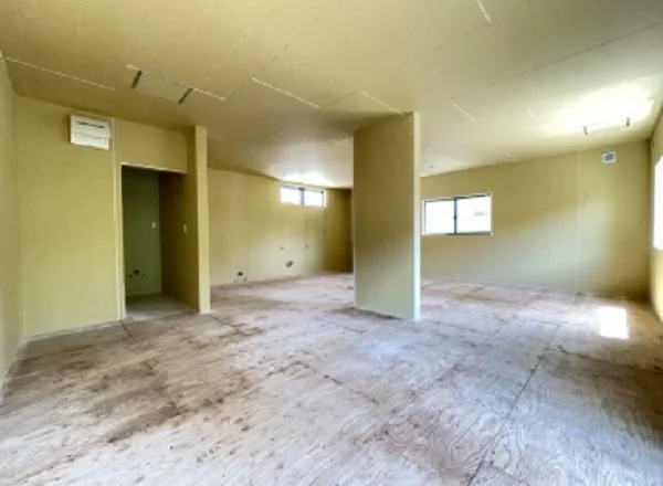 谷塚のスケルトン店舗物件の内装