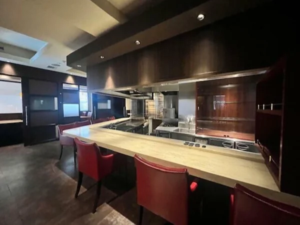 草加の鉄板焼き居抜きの内装