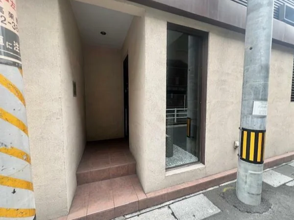 草加の居抜き店舗のエントランス