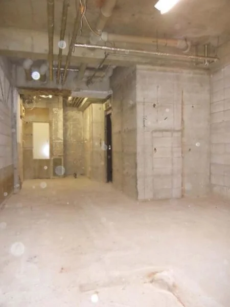 雑司が谷のスケルトン店舗物件の内装