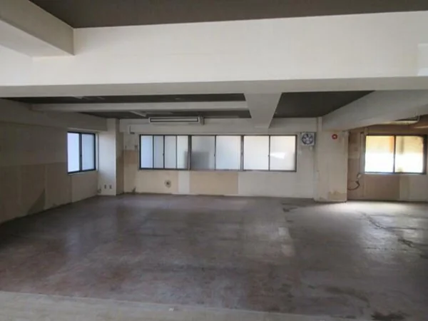白楽のスケルトン店舗物件の内装