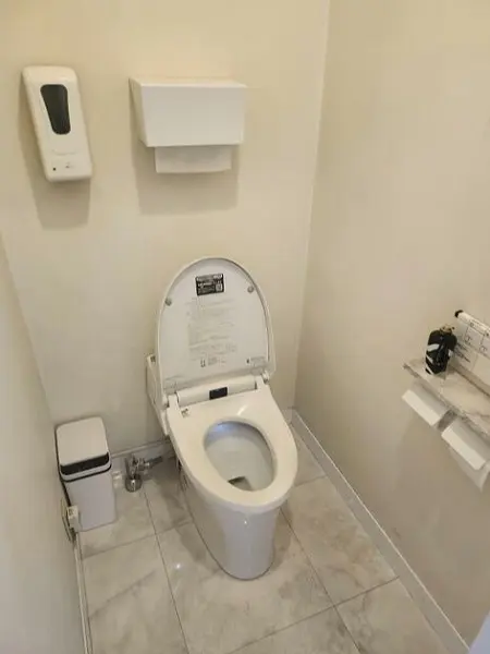 物販の居抜き物件のトイレ