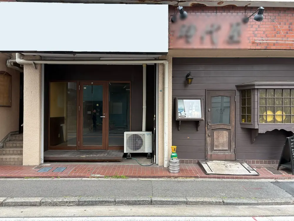 鶴見の居抜き店舗のエントランス