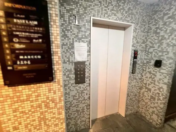 表参道の事務所仕様店舗物件のエントランス