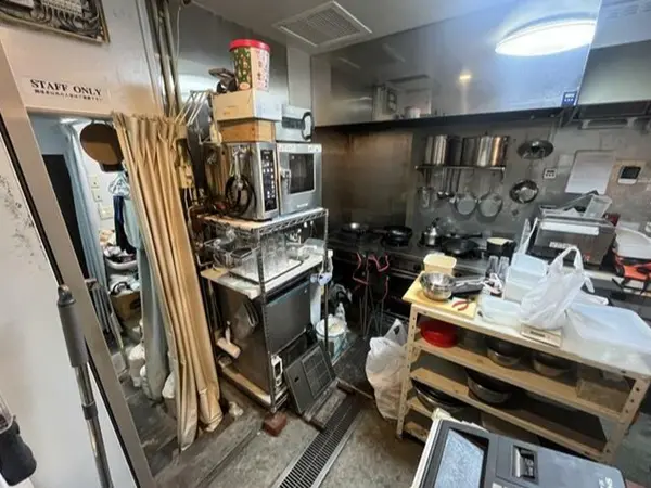 ダイニングバーの居抜き物件の厨房