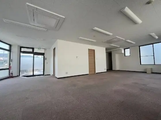 航空公園の事務所仕様店舗物件の内装