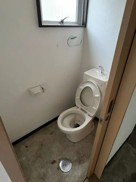 地下鉄赤塚のスケルトン店舗物件のトイレ