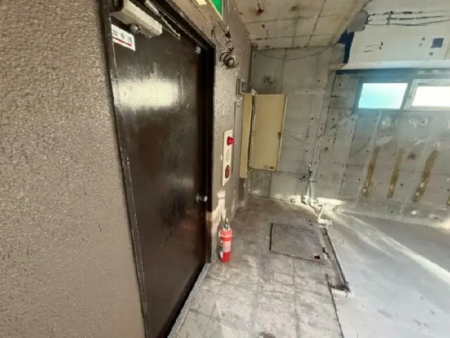 貸店舗(スケルトン)の入口