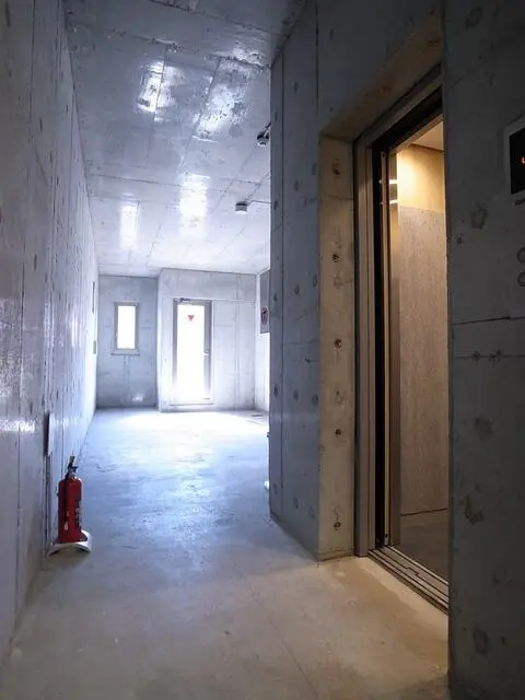 中野のスケルトン店舗物件の内装