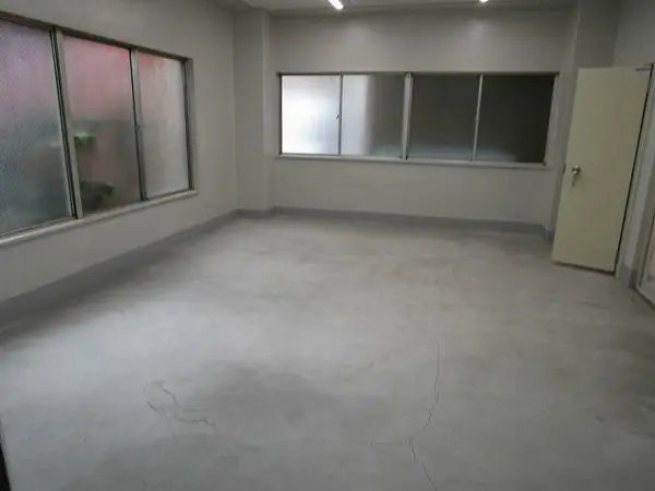 雑司が谷のスケルトン店舗物件の内装