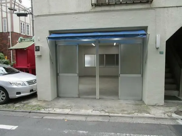 貸店舗(スケルトン)のエントランス