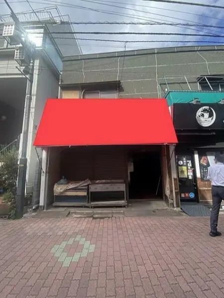 貸店舗(スケルトン)のエントランス