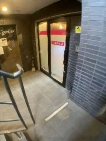 若松河田の事務所仕様店舗物件の入口