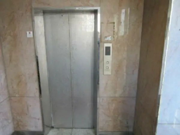 相模原のスケルトン物件のエントランス