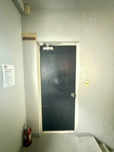 五反田のスケルトン店舗物件のエントランス