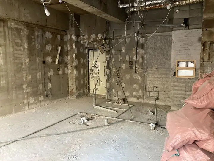 方南町のスケルトン店舗物件の内装