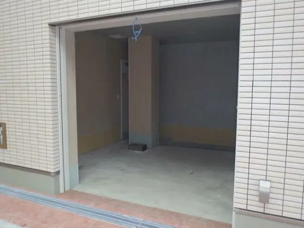 新小岩のスケルトン店舗物件のエントランス