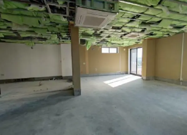 柿生のスケルトン店舗物件の内装