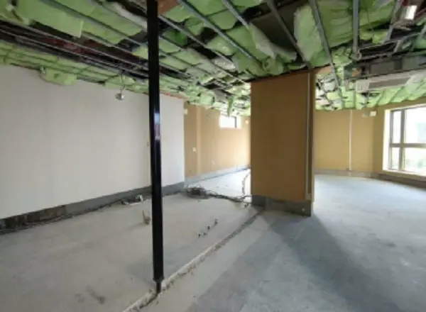 柿生のスケルトン店舗物件の内装