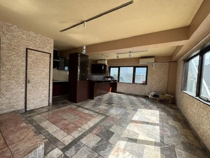 砂川七番の事務所仕様店舗物件の内装