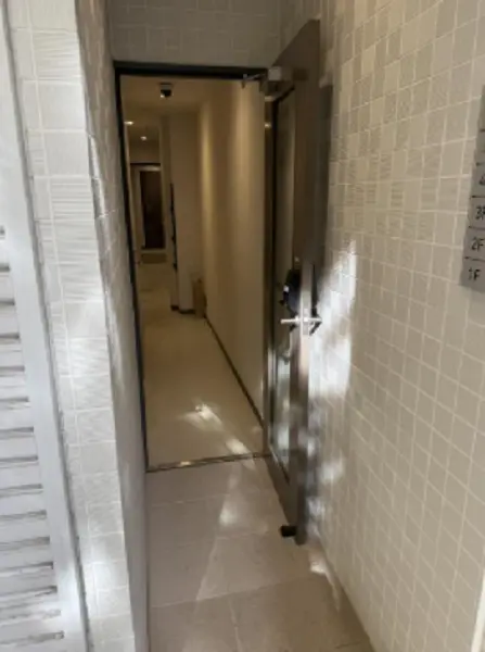 浜町の事務所仕様店舗物件のエントランス