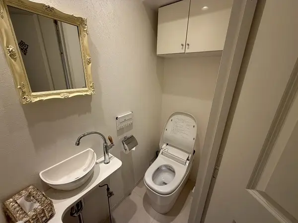 築地の美容室・理容室居抜きのトイレ