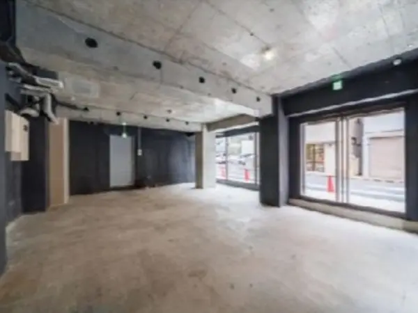 広尾のスケルトン店舗物件の内装