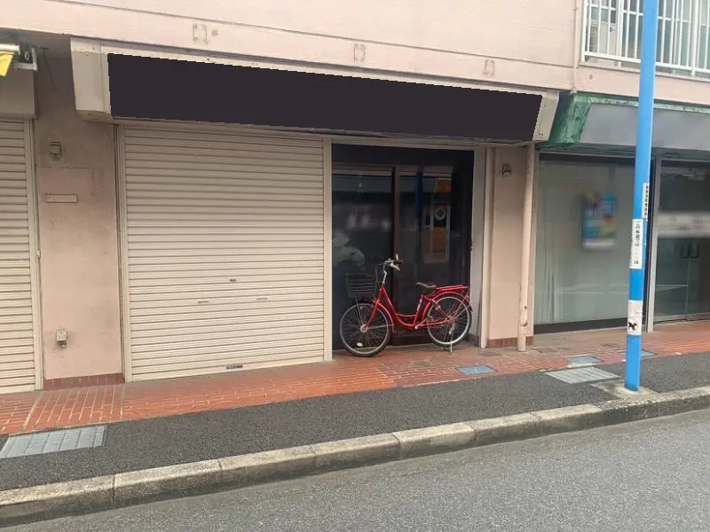 大神宮下のカフェ・喫茶店居抜きのエントランス
