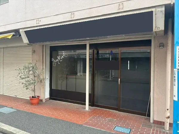 大神宮下のカフェ・喫茶店居抜きのエントランス