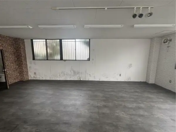 柴崎体育館の事務所仕様店舗物件の内装