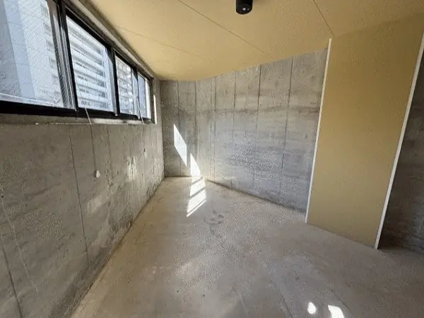 大山のスケルトン店舗物件の内装